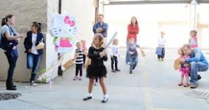 pinata, pinata party, pinata petreceri, pinata pentru  petreceri, Hello Kitty Pinata, activitati de petrecere pinata