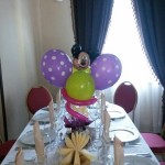 decor din baloane mese pt botez cu tematica mickey mouse..
