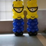 decor din baloane tematica cu minion, stalpisori din baloane minioni