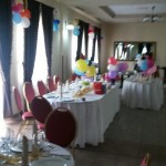 decor mese cu baloane colorate pt botez