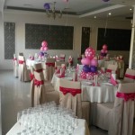 decor sala botez cu baloane roz si mov